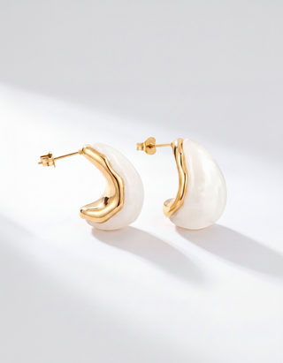 Ambera Ohrstecker
in Weiß – marmoriertes Resin in Tropfenform mit 18K PVD-vergoldeter Fassung
