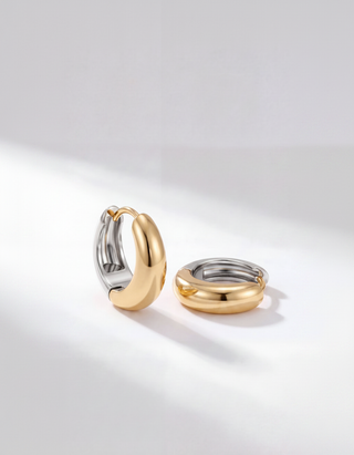 Luna Creolen in Bicolor – kompakte, massiv geformte Huggie-Creolen aus
18K PVD-vergoldetem Edelstahl
