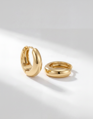 Luna Creolen in Gold – kompakte, massiv geformte Huggie-Creolen aus
18K PVD-vergoldetem Edelstahl